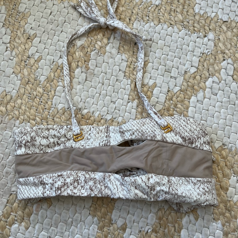 Strapless bikini top snake print comes with straps